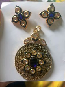 kundan pendant and earrings set.