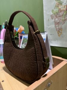 light weight shoulder/hand bag