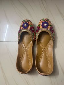 Embroidered Juttis/Mojaris