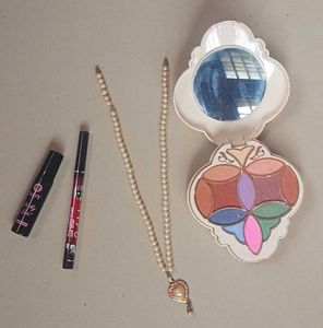 Pearl Necklace with Heart Pendant & Eyeliner