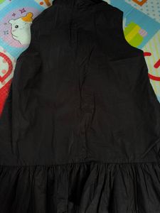 Chic Black Sleeveless Ruffled Tunic Top