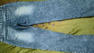 Stylish Blue Wash Jeans with Unique Detailing