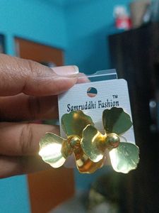 Beautiful Gold Flower Earrings