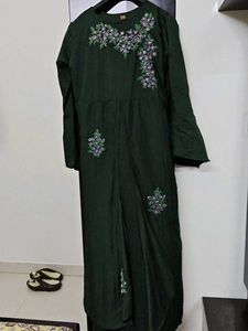 Elegant Green Kurta with Floral Embroidery and pat