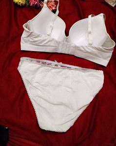 H&amp;M White Push-up Bra set