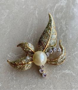 Artificial Diamond ♦️ Brooch