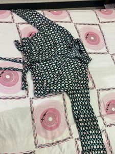 Stylish Geometric Print Tie-Front Crop Top