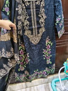 Elegant Black Kurta with Floral Embroidery