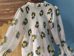 Cute Daisy Print Smocked Blouse