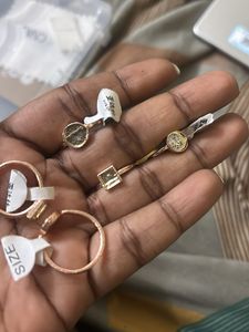 Set of 4 damaged  Fashionable Rings