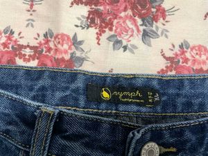 Beautiful Mom Jeans with embroidery