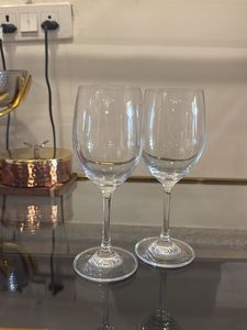 Elegant Set of 2 Wine Glasses