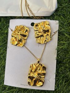 Chic Gold Textured Necklace &amp; Earring Set