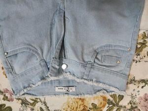 Light Wash Denim Frayed jeans