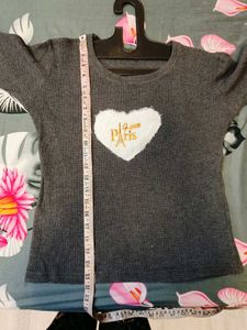 🇳🇿💫🎀Chic charcoal Top with Heart Design