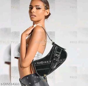 Chic shoulder bag 🖤🕸