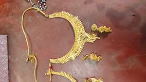 Elegant Gold Necklace &amp; Earring Set