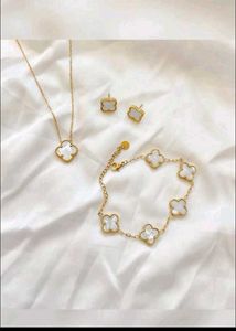 Gold Clover Jewelry Set