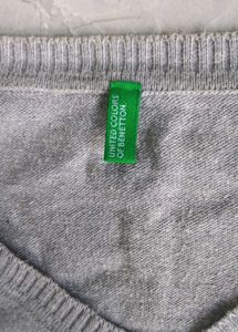 Benetton Men's Grey V-Neck Sweater
