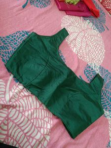 green sleevless blouse