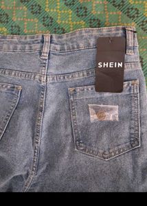Light Wash Bow Embroidered Jeans