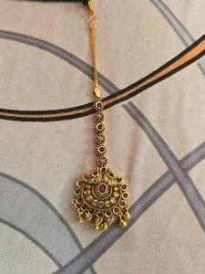 Elegant Gold-Tone Maang Tikka