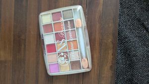 18 Color Eyeshadow Palette, eyeliner with Brushes