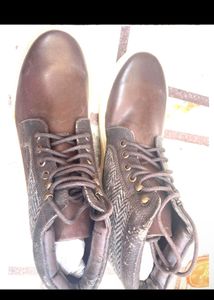 Provague Shoe Peeling On Top High Neck
