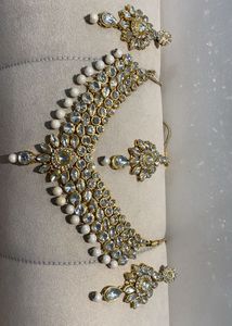 Exquisite Kundan & Pearl Jewellery Set