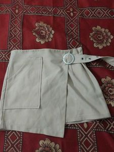 Chic Beige Skirt with Belt Detail / It's actually