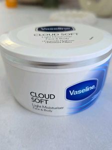 Vaseline Cloud Soft Light Moisturiser