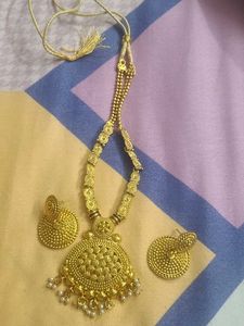 Beautiful Gold Tone Necklace Set
