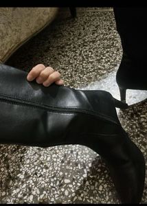 Chic Black Knee-High Boots