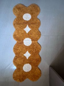 Unique Scalloped Accent Rug