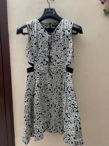 Chic Daisy Print Cut-Out Dress