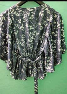 Stylish Grey Floral Print Top with Cape Sleeves