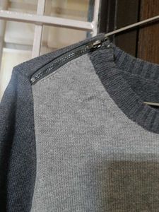 Chic Grey Sweat shirt with Zipper Accents