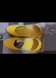 Yellow Juttis for Women