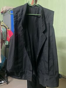 Sleek Black Sleeveless Blazer Vest
