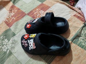 Cute Black Clogs with Charms 5 no.