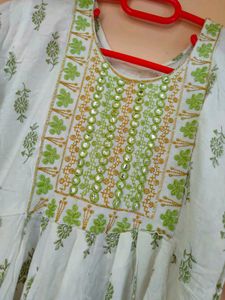 Pista Color Floral  Kurti 💚