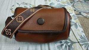 Brown Leather Crossbody Bag with Stylish Strap
