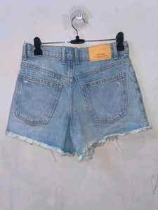 zara | Light Wash Distressed Denim Shorts