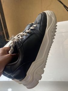 Casual black shoe