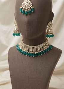 Stunning Emerald and Pearl Jewellery Set