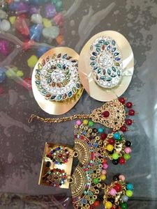 Fashion Earrings With Maang Tikka And With Two Bun Tucker