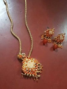 Elegant Gold Pendant Necklace