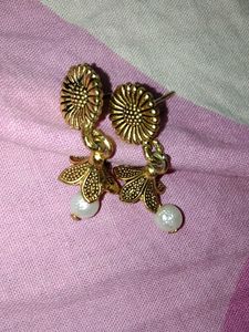 🔥PRICE🎁 DROP 🎀SALE💥Cute Little Golden Flower🌸 With Hanging white Pearl💖
