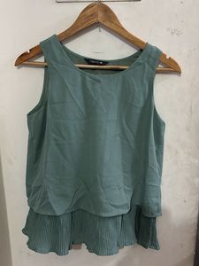 Chic Sleeveless Pleated Hem Top