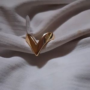 V shape ring